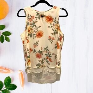 Violet + Claire flowered floral top. Keyhole front and top button back. Medium